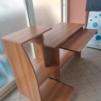 Scrivania porta PC compatta con ripiani scorrevoli