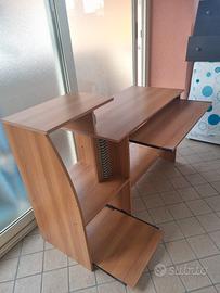 Scrivania porta PC compatta con ripiani scorrevoli