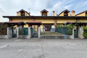 VILLA A SCHIERA A CASATENOVO
