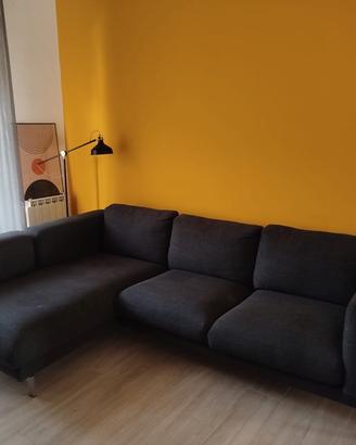 divano IKEA con chaise longue