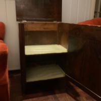 Mobile basso/credenza in legno con anta e ripiani