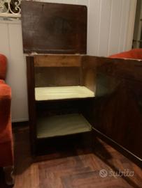 Mobile basso/credenza in legno con anta e ripiani