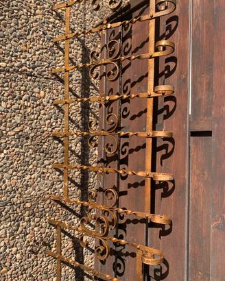 Antica testiera del letto in ferro battuto