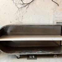 Tavolo industriale su ruote ideale per negozi