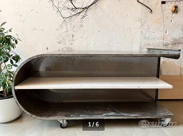 Tavolo industriale su ruote ideale per negozi