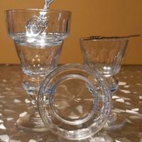 Assenzio bicchieri con coppette e cucchiai