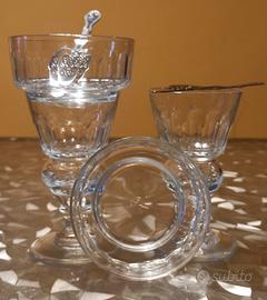 Assenzio bicchieri con coppette e cucchiai