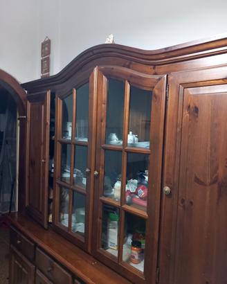 credenza bella in ordine con vetrine