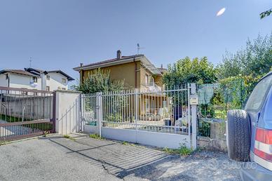 Villa bifamiliare con ampio giardino!
