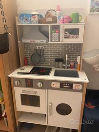 Cucina giocattolo in legno