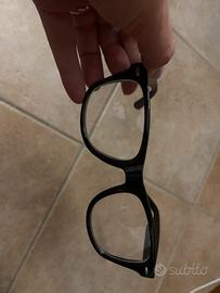 Occhiali neri con lenti trasparenti