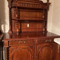 Credenza in legno massello con colonne tortili