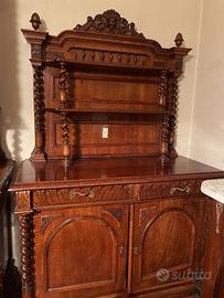 Credenza in legno massello con colonne tortili