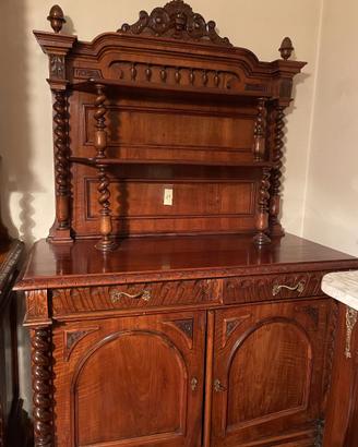 Credenza in legno massello con colonne tortili