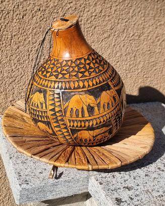 Recipiente africano dal Kenya in zucca essiccata