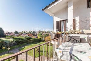 APPIANO GENTILE - TRILOCALE CON MANSARDA E BOX