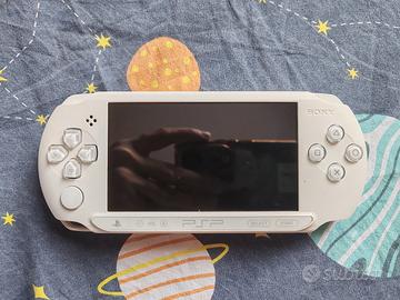 PSP bianca 1004, caricatore e 3 giochi.