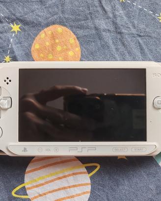 PSP bianca 1004, caricatore e 3 giochi.