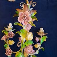 Lampadario tole in metallo con rose di porcellana