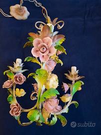 Lampadario tole in metallo con rose di porcellana