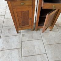 Due comodini antichi in legno massello.