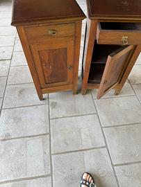 Due comodini antichi in legno massello.