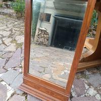 tavolinetto, bacheca e specchio antichi.