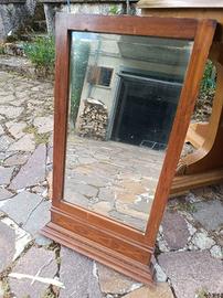 tavolinetto, bacheca e specchio antichi.