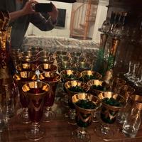 Set di bicchieri in vetro e oro