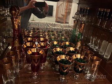 Set di bicchieri in vetro e oro