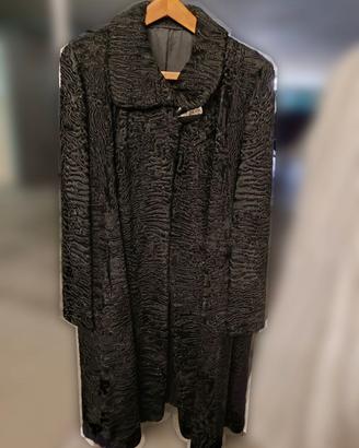 Cappotto lungo in pelliccia di astrakan nero