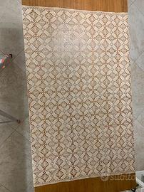 Copritavolo fatto a mano.