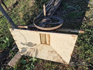 Pigiatrice manuale per uva