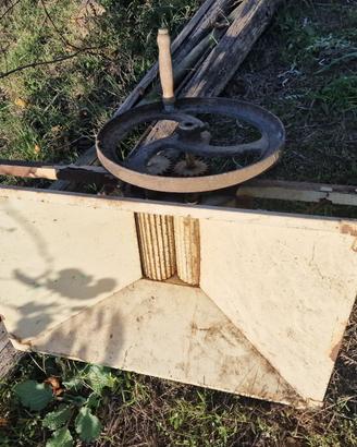 Pigiatrice manuale per uva