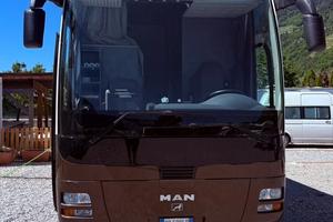 MAN motorhome di lusso, autonomia totale e confort
