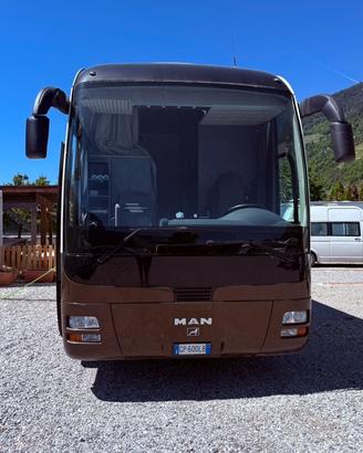 MAN motorhome di lusso, autonomia totale e confort