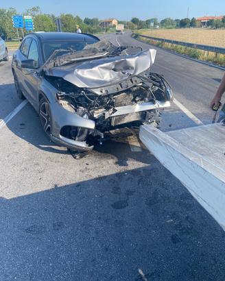 mercedes GLA 200d incidentata