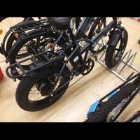 Carica batteria e batteria  bicicletta