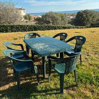 Tavolo da esterno con sedie