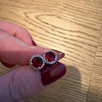 Orecchini con pietra rossa