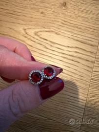 Orecchini con pietra rossa