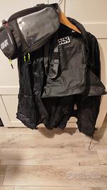 Tuta anti pioggia  da moto e borsa da serbatoio 