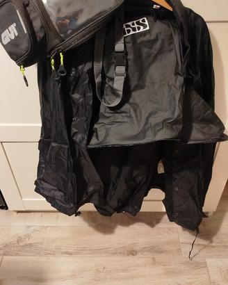 Tuta anti pioggia  da moto e borsa da serbatoio 