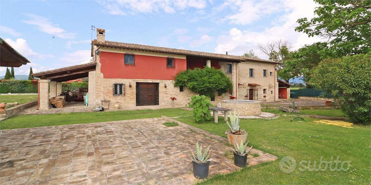 SPLENDIDO CASALE CON GIARDINO ESCLUSIVO - Vista 4