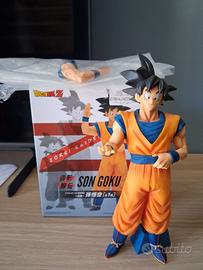 varie figure originali dragon ball e shikishi
