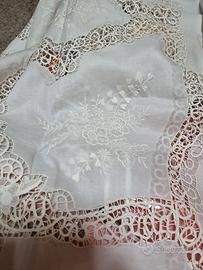 Copriletto matrimoniale con pizzo e intaglio 