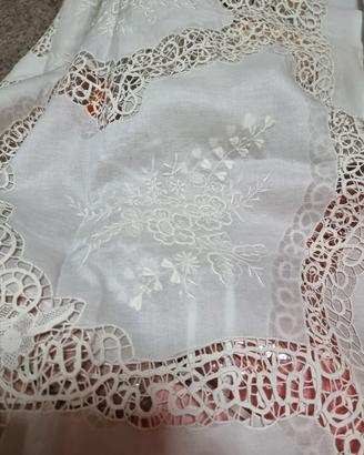Copriletto matrimoniale con pizzo e intaglio 