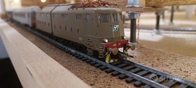 Plastico ferroviario con treni H0