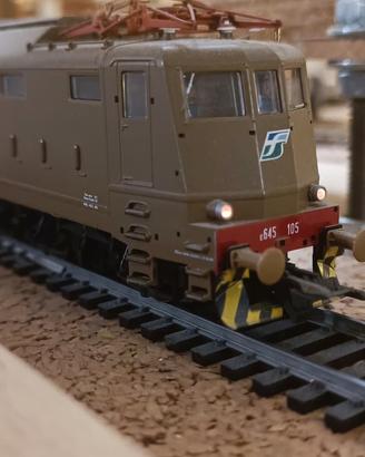 Plastico ferroviario con treni H0