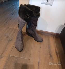 stivali grigi "solo soprani"